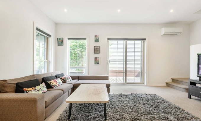 Port Melbourne Apartment | Big Blue A Sunny Escape near Port Melbourne Beach