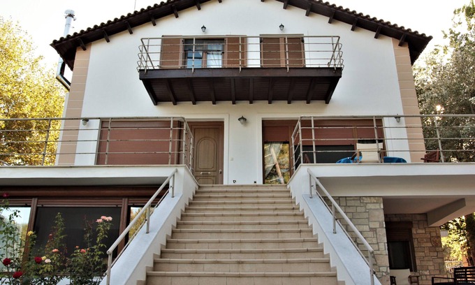 Longos House | BIG BLUE SEA IN GREEN