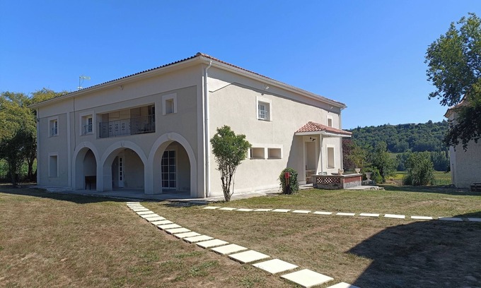 Blaymont House | Big cottage country 8 bedroom, pool, game room, spa, 24 people