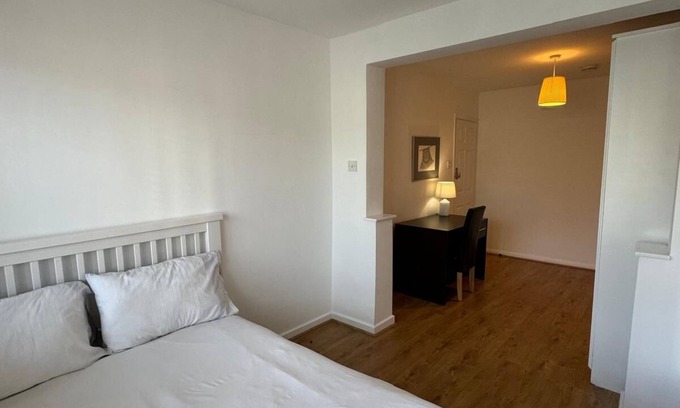 West Ham House | Big Double Room 5 , Mins Walk to Underground, Close to Heart of London