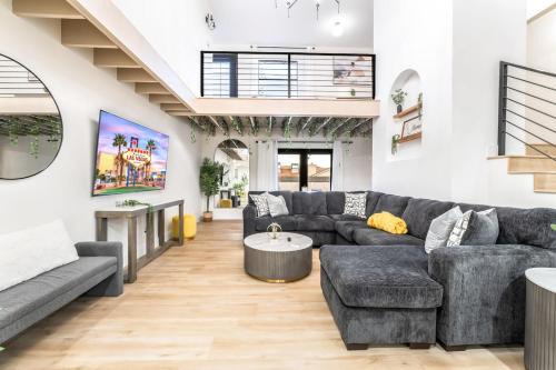 Las Vegas House | Big Groups, Heated Pool, 10 Mins To Strip, Games