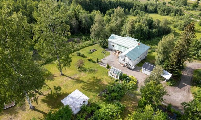 Hudiksvall Villa | Big house with jacuzzi by the forrest