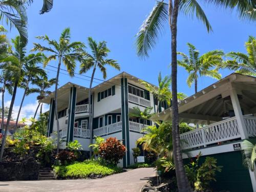 Kahaluu Bay Hotel | Big Island Retreat - No Resort Fees