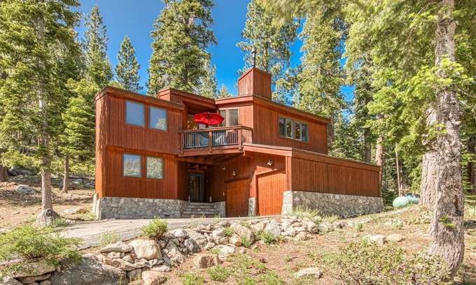 Alpine Meadows House | Big John at Alpine Meadows- Mins to Skiing + Ski Shuttle, Bear Creek HOA