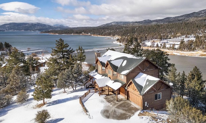 Castle Glen Estates House | BIG Lake Views/King Beds/Garage/Balconies/Games/Snow Summit, Marina, The Village
