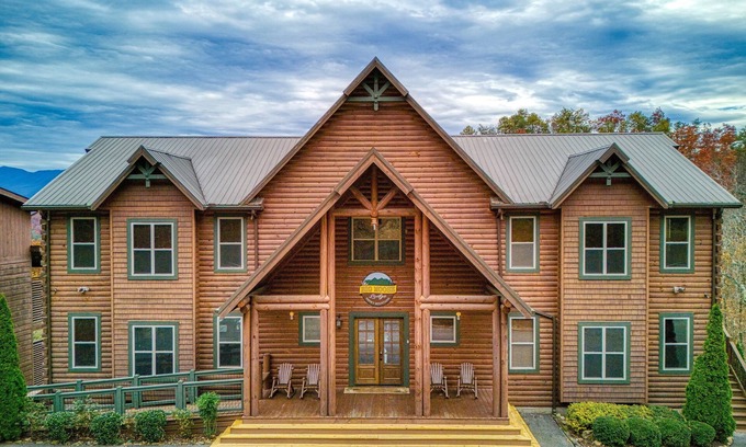 Gatlinburg - Pigeon Forge Cabin | BIG MOOSE LODGE! 16 Bedrooms, LOADED!