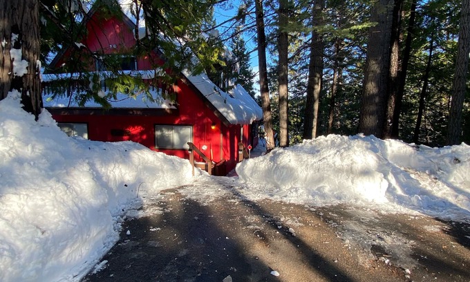 Cold Springs Cabin | Big Red Cabin 5 min drive to Pinecrest Dodge Ridge Starlink high speed internet