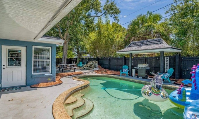 Melbourne House | Big Savings! 5BR Poolside