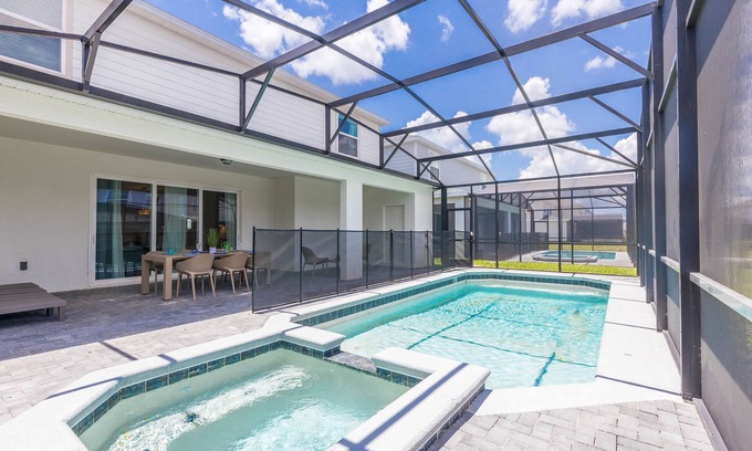 Four Corners Villa | Big Savings in September! 8BR Windsor Cay Retreat | Sleeps 16+