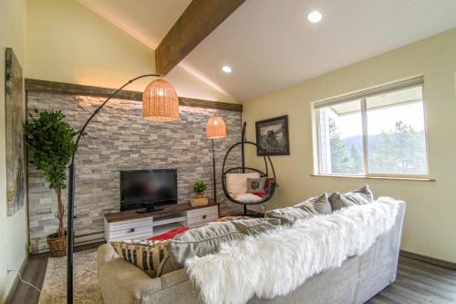 Big Sky Meadow Village House | Big Sky Basecamp Walk to Trails + Private Patio