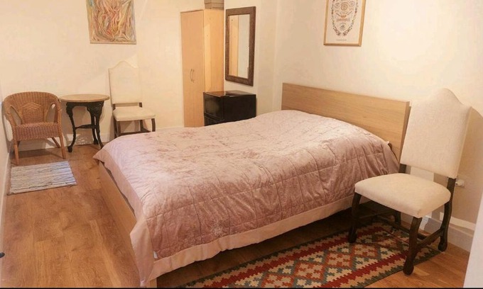 London Borough of Hounslow House | BIG TIDY SIZE ROOM WITH OWN TOILET