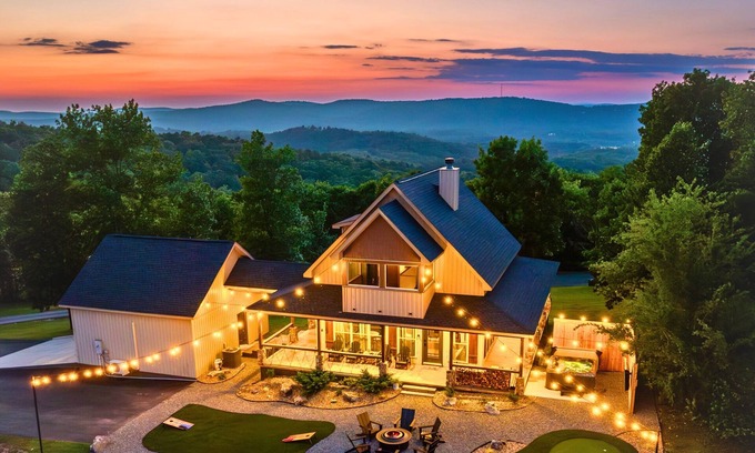Hot Springs House | Big Views | Hot Tub | Putting Green | Near Town