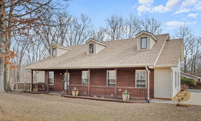 Bella Vista House | Bike -Lovers & Pets Welcome! Modern Home by Bamboozled Trail