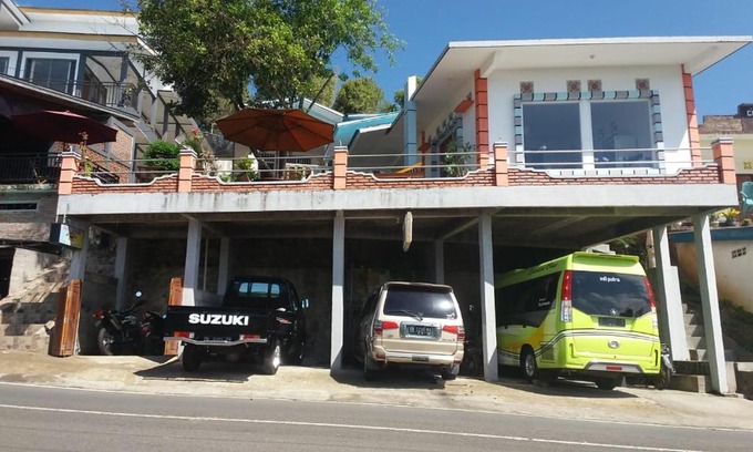 Moni House | Bintang Bungalow Tour & Travel