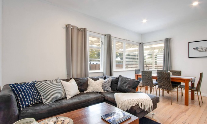 Marewa House | Bird and Fish - Napier Holiday Home