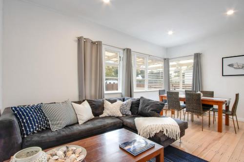 Marewa House | Bird and Fish - Napier Holiday Home