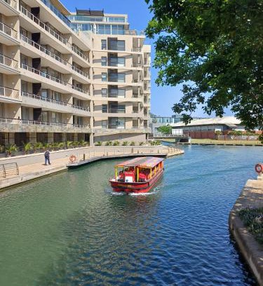 Victoria and Alfred Waterfront Apartment | Birds-eye canal view - Walk to CTICC and V&A Waterfront!