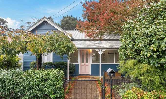 Katoomba Cottage | Bisham CottagenFully renovated two bedroom Cottage with a brand new out door Spa