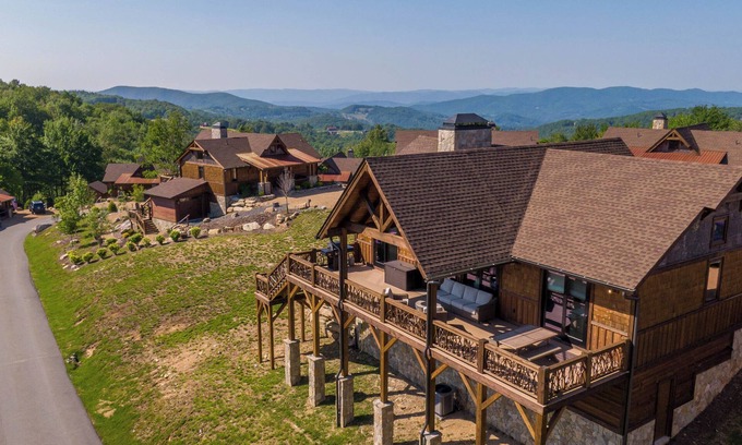 Banner Elk Cabin | Black Bear Den at Eagles Nest -Camp Year Round Mountain Views, Gas Log Fireplace, walk to courts