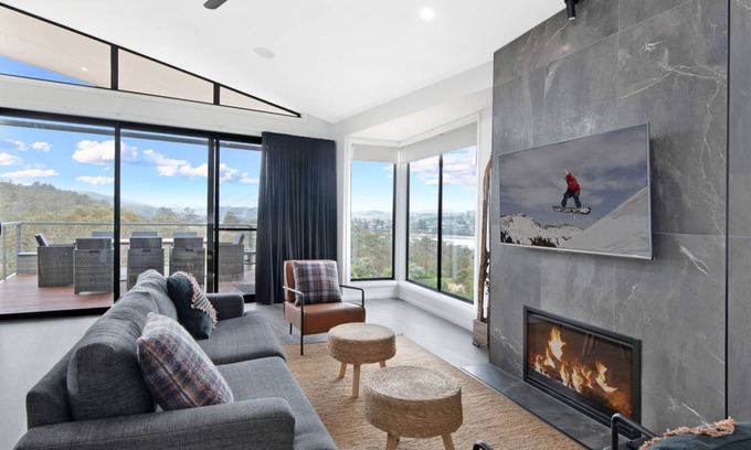 East Jindabyne House | Black Diamond Retreat - Luxury 3BR Home l Lake Views l Fire Pit l WiFi l Bath