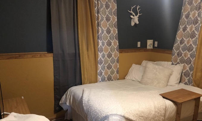 Rapid Valley House | Black Hills Best Value Inn-The Blue Room