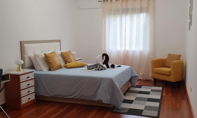 Vila Franca do Campo Condo | Black'nYellow Place