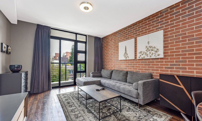 Greater Johannesburg Metropolitan Area Apartment | Black Pearl: Rosebank's Hidden Gem