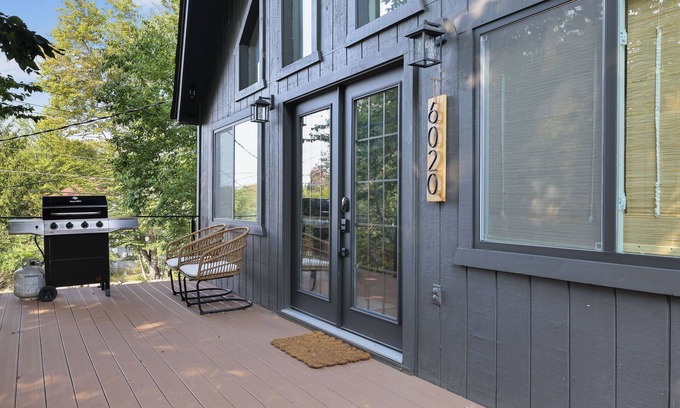 Tobyhanna Cabin | Black Pocono Cabin Retreat — Hot Tub, Grill & Walk to Lake