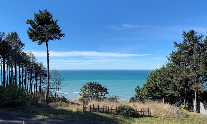 Shelter Cove Apartment | Black Sands Escape- Ocean and Range Views- Comfort