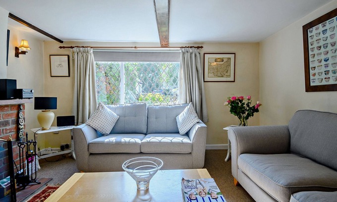 Woodbridge House | Black Tiles - Two Bedroom House, Sleeps 4