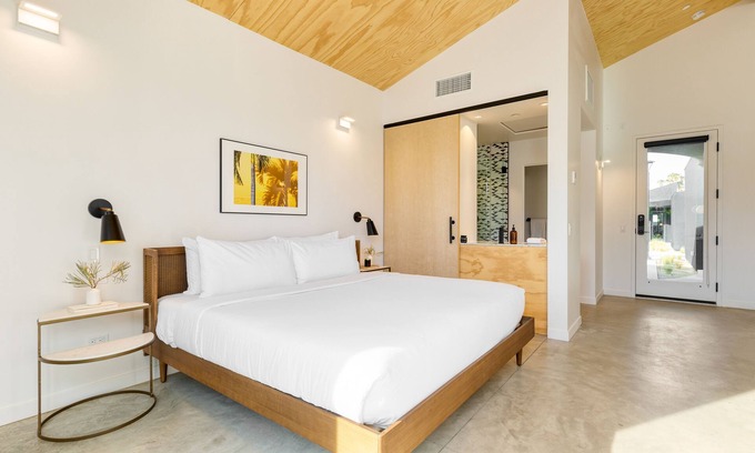 Downtown Palm Springs Hotel | Blackhaus A5 by AvantStay | ADA Modern Room + Pool