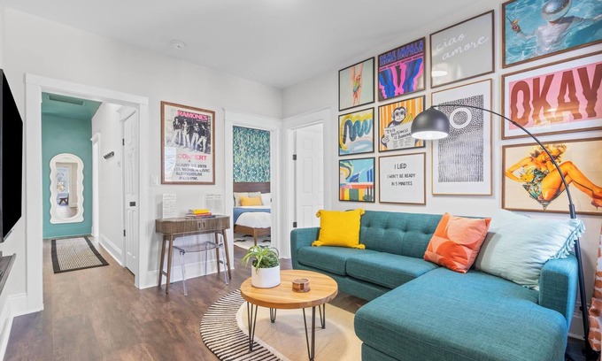 Westside Norwich Apartment | Blackjack King-3 King Beds-1.8 Mi. To Mohegan