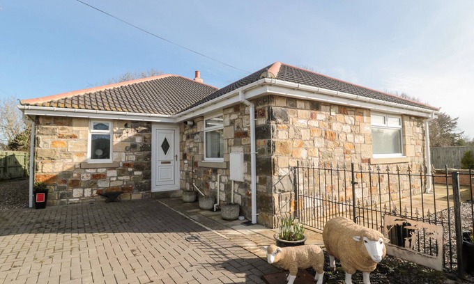 Shilbottle Cottage | BLACKSMITHS COTTAGE, pet friendly, with a garden in Shilbottle
