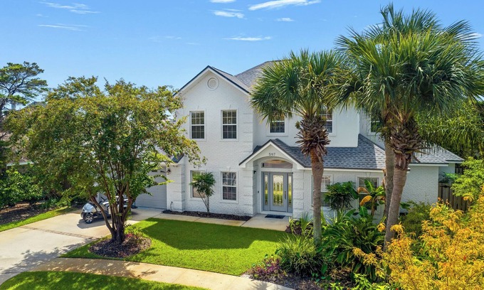 Avalon Beach Estates House | Blanc Bao with Tennis and Large Pool