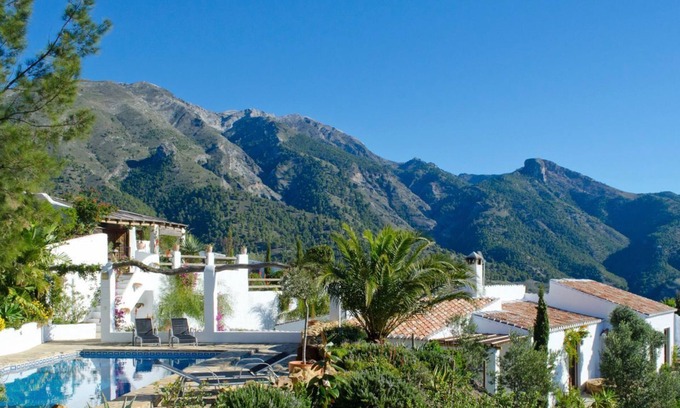 Canillas de Aceituno Villa | Blanco De Caza - Three Bedroom Villa, Sleeps 6
