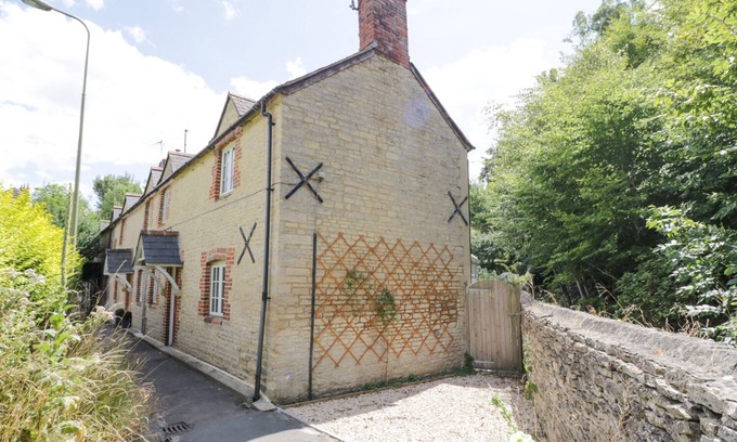 Woodstock Cottage | BLENHEIM EDGE, THE CAUSEWAY, pet friendly in Woodstock