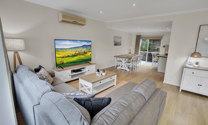 Metung House | Bliss by the Bay - Located along the beautiful Metung foreshore walks