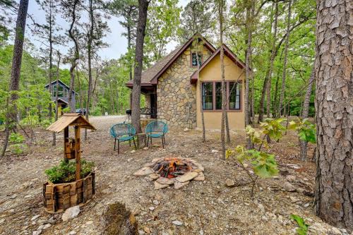 Broken Bow Apartment | Blissful Broken Bow Studio Fire Pit and Jacuzzi Tub