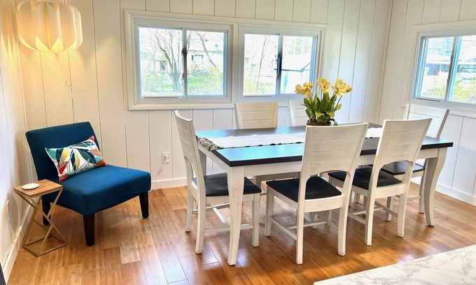 Lakeside House | Blissfully Philo! 5 minutes to Lake Michigan Beach. n[Lakeside] [Dogs Welcome]