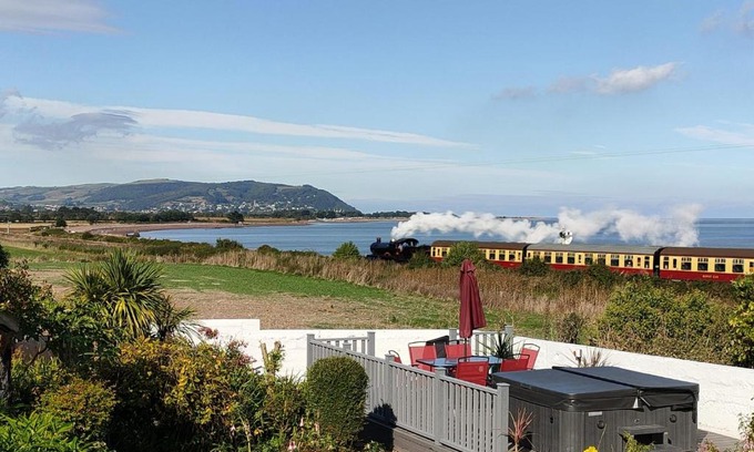 Blue Anchor Apartment | Blue Anchor House - Seaview, Hot Tub Apartments