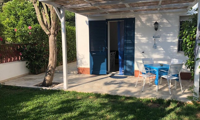 Marzamemi Villa | Blue and white malsine in Marzamemi