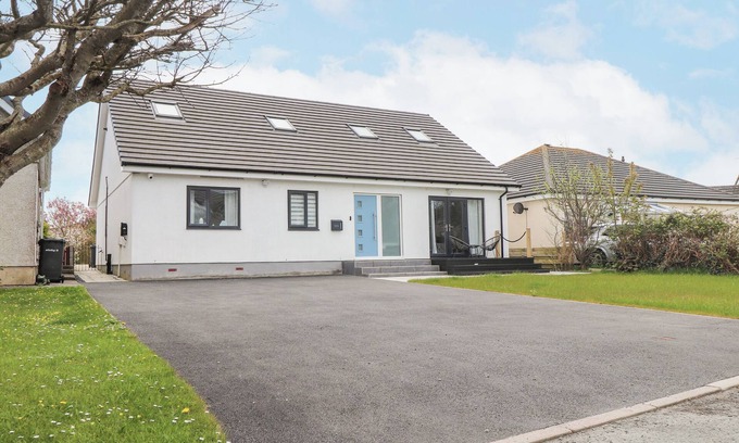 Trearddur Bay Cottage | BLUE BAY VILLA, pet friendly, with hot tub in Trearddur Bay