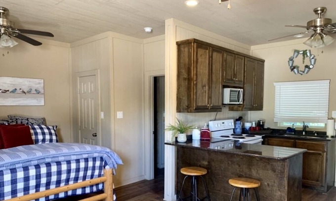Bryan County Cabin | Blue Cabin With Red River Access