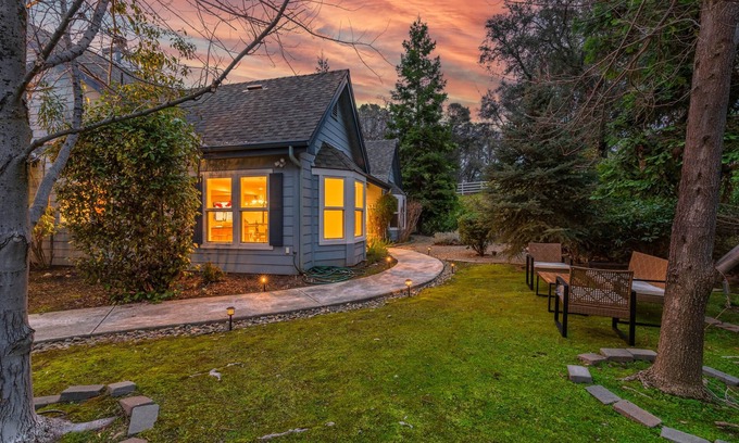 Mariposa House | Blue house of Yosemite