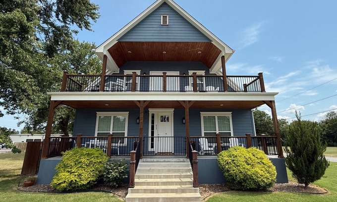 Broken Arrow House | Blue Loft on Main is walking distance to the Downtown Rose District