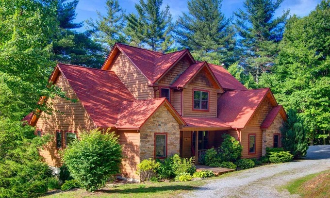 Glenville House | Blue Moon Lodge - 3D Home Theater, Gameroom, Gourmet Kitchen, Lake and Creek!