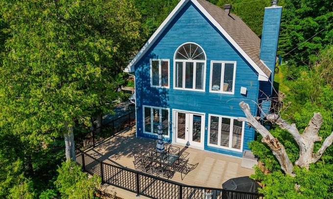 Val-des-Monts Villa | Blue Paradise on the lake