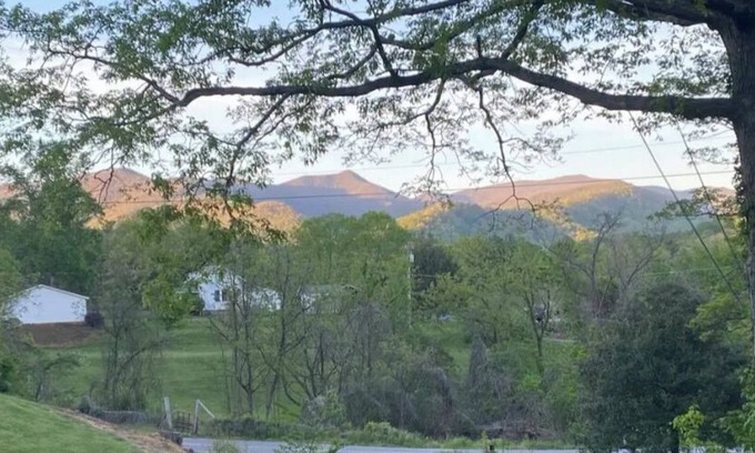 Asheville Cottage | Blue Ridge Mountain Cottage close to everything Asheville has to offer.