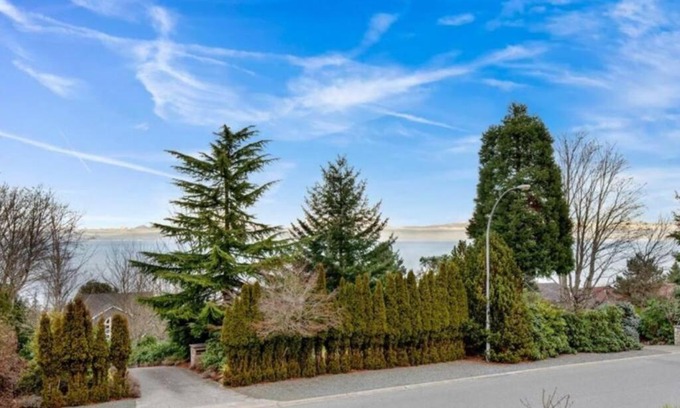 Regional District of Nanaimo Apartment | BlueBack BeachFront 2-Bedroom Private Apartment