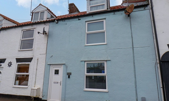 Flamborough House | BLUEBELL COTTAGE, pet friendly, with a garden in Flamborough